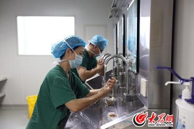 中外眼科医生妙手回春 患者重见光明