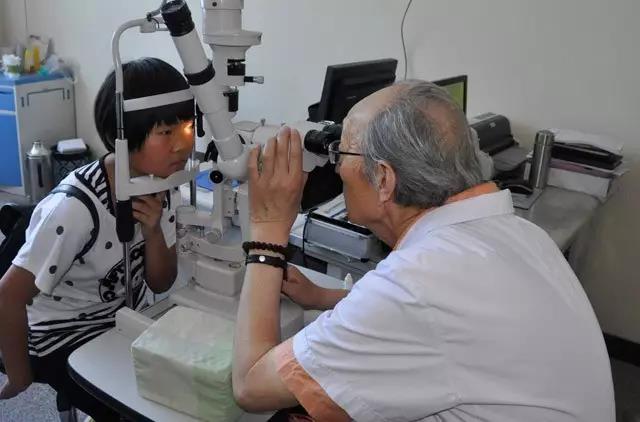 孩子近视怎么办？亮康眼科医学验配，科学防控
