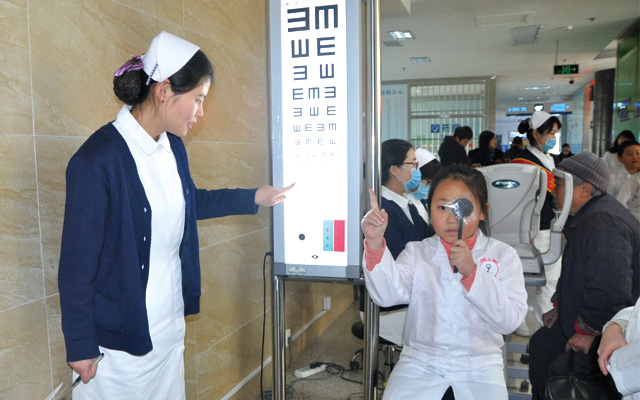 孩子近视怎么办？亮康眼科医学验配，科学防控